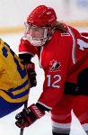 L'entraneuse de l'quipe fminine canadienne de hockey Danile Sauvageau (au centre) et son quipe arborant leur mdaille d'or posent pour la photo de groupe aprs avoir battu les tats-Unis avec un score de 3 - 2, le jeudi 21fvrier 2002, aux Jeux olymp