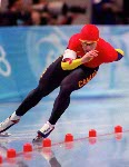 Steven Elm du Canada participe  l'preuve de patinage de vitesse longue piste aux Jeux olympiques d'hiver de Nagano de 1998. (PC Photo/AOC)