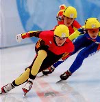 Isabelle Charest, Christine Boudrais, Tania Vincent et Annie Perreault du Canada clbrent leur mdaille de bronze au relais du patinage de vitesse courte piste aux Jeux olympiques d'hiver de Nagano de 1998. (PC-Photo/AOC)