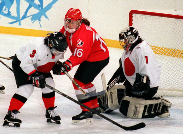 Canada's Jayna Hefford in action against her opponents at the 1998 Nagano Winter Olympics. (CP PHOTO/COA)
