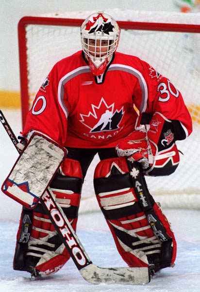 Canada's Lesley Reddon playing hockey at the 1998 Nagano Winter Olympics. (CP PHOTO/COA)