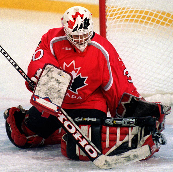 Canada's Lesley Reddon goaltending at the 1998 Nagano Winter Olympics. (CP PHOTO/COA)