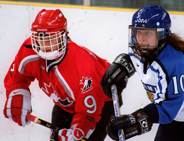 Canada's Fiona Smith playing hockey at the 1998 Nagano Winter Olympics. (CP PHOTO/COA)