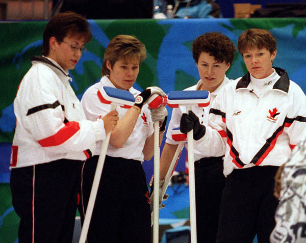 L'quipe fminine de curling du Canada (de gauche  droite) Sandra Schmirler, Marcia Gudereit, Joan McCusker et Jan Betker participe aux Jeux olympiques d'hiver de Nagano de 1998.  (PC-Photo/AOC)
