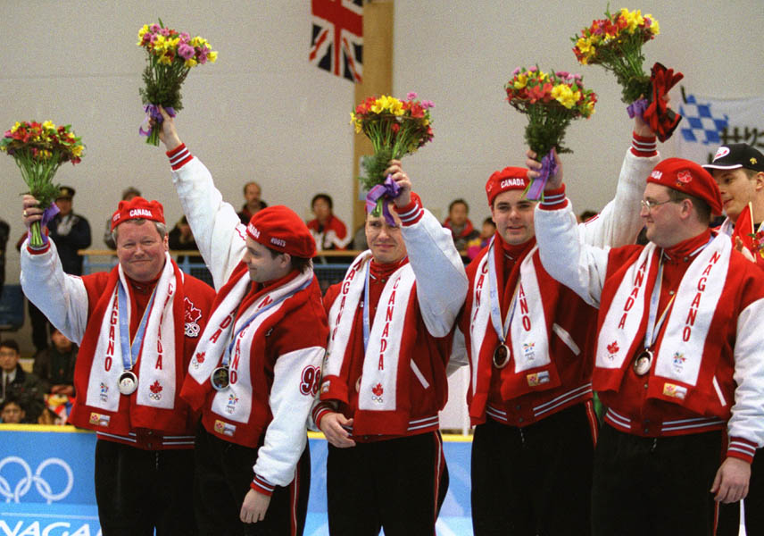 L'quipe de curling du Canada (de gauche  droite) Paul Savage, George Karrys, Collin Mitchell, Richard Hart et Mike Harris clbre sa mdaille d'argent  aux Jeux olympiques d'hiver de Nagano de 1998. (PC Photo/AOC)