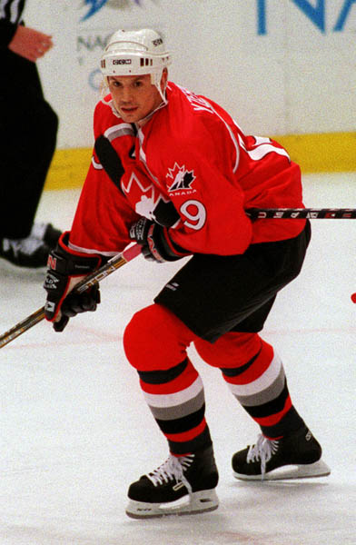 Canada's Steve Yzerman in action at the 1998 Nagano Winter Olympics. (CP PHOTO/COA)