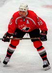 Steve Yzerman (19) du Canada participe  un match de hockey contre l'quipe de la Rpublique tchque aux Jeux olympiques d'hiver de Nagano de 1998. (Photo PC/AOC)