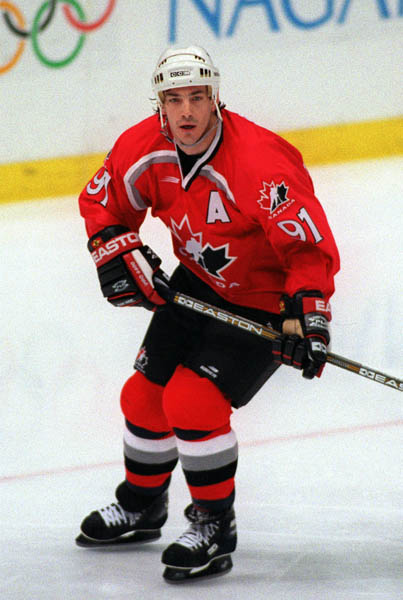 Canada's Joe Sakic playing hockey at the 1998 Nagano Winter Olympics. (CP PHOTO/COA)