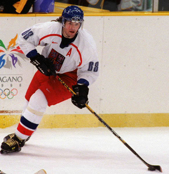 The Czech Republic's Jaromir Jager playing hockey at the 1998 Nagano Winter Olympics. (CP PHOTO/COA)