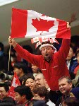 Un admirateur arbore un drapeau canadien aux Jeux olympiques d'hiver de Nagano de 1998.  PC Photo/AOC)