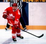 Peter Nedved du Canada participe au match de hockey contre la Sude aux Jeux olympiques d'hiver de Lillehammer de 1994. (Photo PC/AOC)