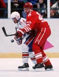 Peter Nedved du Canada participe au match de hockey contre la France aux Jeux olympiques d'hiver de Lillehammer de 1994. (Photo PC/AOC)