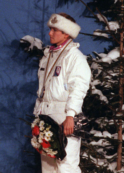 Myriam Bdard du Canada prend place sur le podium aprs avoir remport une mdaille de bronze  l'preuve biathlon aux Jeux olympiques d'hiver d'Albertville de 1992. (Photo PC/AOC)