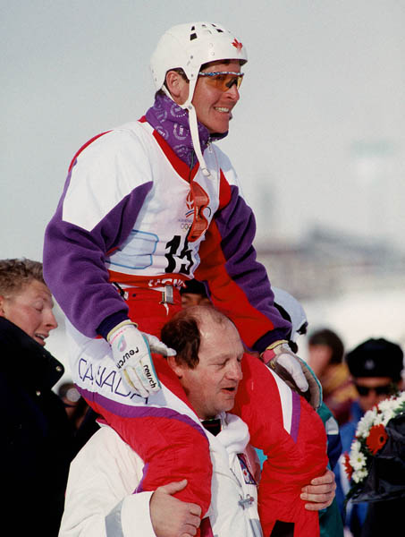 Philippe Laroche du Canada clbre aprs avoir remport une mdaille d'or en ski acrobatique aux Jeux olympiques d'hiver d'Albertville de 1992. (Photo PC/AOC)