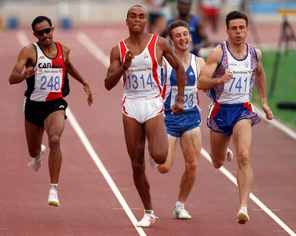 Freddie Williams (gauche) du Canada participe  l'preuve du 800 m aux Jeux olympiques de Barcelone de 1992. (Photo PC/AOC)