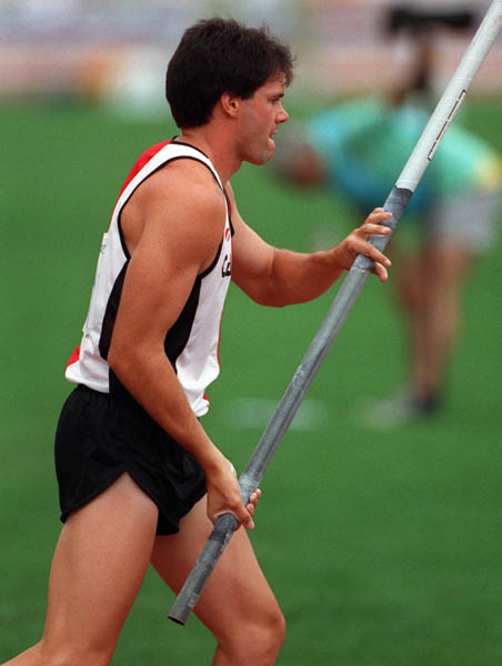 Doug Wood du Canada participe  l'preuve du saut  la perche aux Jeux olympiques de Barcelone de 1992. (Photo PC/AOC)