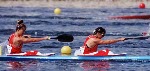 Klari MacAskill (gauche) et Alison Herst du Canada participent  une preuve de kayak aux Jeux olympiques de Barcelone de 1992. (Photo PC/AOC)