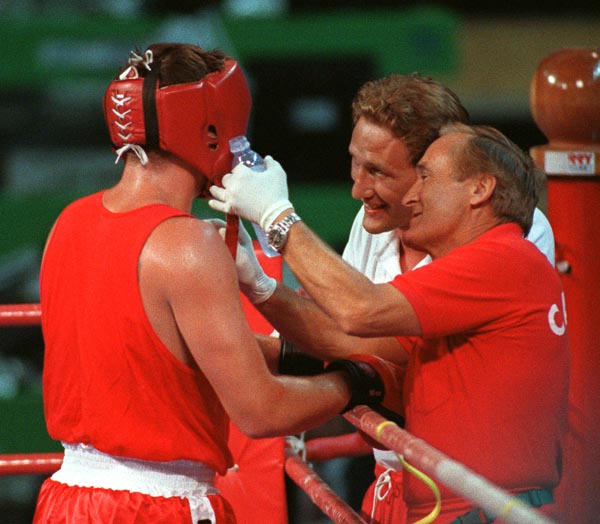 Dale Brown du Canada, avec son entraneur Taylor Gordon (droite), participe  une preuve de boxe aux Jeux olympiques de Barcelone de 1992. (Photo PC/AOC)