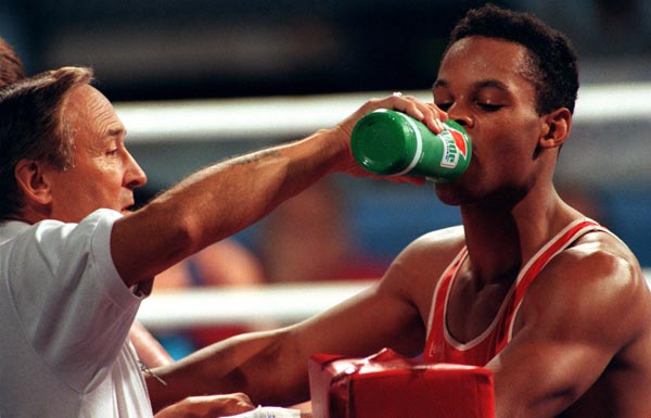 Raymond Downey (droite) du Canada,avec l'entraneur Taylor Gordon, participe  une preuve de boxe aux Jeux olympiques de Barcelone de 1992. (Photo PC/AOC)
