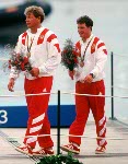 Eric Jesperson (gauche) et Ross MacDonald du Canada clbrent aprs avoir remport une mdaille de bronze en voile aux Jeux olympiques de Barcelone de 1992. (Photo PC/AOC)