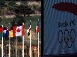 Le drapeau Canadien est hiss pour clbrer une mdaille d'or remporte aux Jeux olympiques d'hiver de Nagano de 1998. (Photo PC/AOC)