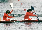 L'quipe fminine quatre en pointe sans barreur du Canada (de la gauche) Shannon Barnes, Brenda Taylor, Jessica Monroe, Kay Worthington clbre aprs avoir remport une mdaille d'or aux Jeux olympiques de Barcelone de 1992. (Photo PC/AOC)