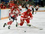 Ken Yaremchuk (13) du Canada participe  une preuve de hockey aux Jeux olympiques d'hiver de Calgary de 1988. (Photo PC/AOC)