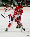 Ken Yaremchuk (13) du Canada participe  une preuve de hockey aux Jeux olympiques d'hiver de Calgary de 1988. (Photo PC/AOC)