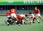 Hargurnek Sandho (dossard blanc) du Canada participe  une preuve de hockey sur gazon aux Jeux olympiques de Soul de 1988. (PC Photo/AOC)