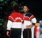 L'entraneur de l'quipe masculine de gymnastique du Canada Masaaki Naosaki (droite) participe aux Jeux olympiques de Soul de 1988. (PC Photo/AOC)