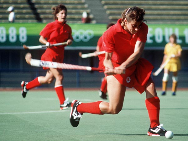 Kathryn MacDougall (devant) et Deb Covey (gauche) du Canada participent  une preuve de hockey sur gazon aux Jeux olympiques de Soul de 1988. (PC Photo/AOC)