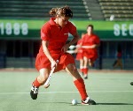 Kathryn MacDougall (devant) et Deb Covey (gauche) du Canada participent  une preuve de hockey sur gazon aux Jeux olympiques de Soul de 1988. (PC Photo/AOC)