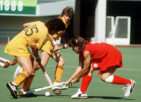 Canada's Liz Czenczek plays field hockey at the 1988 Seoul Olympic Games. (CP Photo/ COA/ T. Grant)