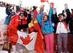 Un admirateur arbore un drapeau canadien aux Jeux olympiques d'hiver de Nagano de 1998.  PC Photo/AOC)