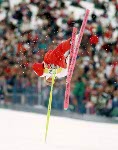 Craig Young du Canada participe  l'preuve de ballet lors des comptitions de ski acrobatique aux Jeux olympiques d'hiver de Calgary de 1988. (PC Photo/AOC)