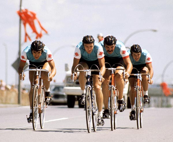 L'quipe masculine de cyclisme sur route du Canada participe au 100 km aux Jeux olympiques de Montral de 1976. (Photo PC/AOC)