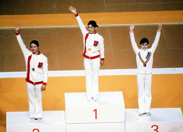 Nadia Comaneci (droite) de la Roumanie clbre sa mdaille de bronze en gymnastique lors des exercices au sol aux Jeux olympiques de Montral de 1976. (Photo PC/AOC)