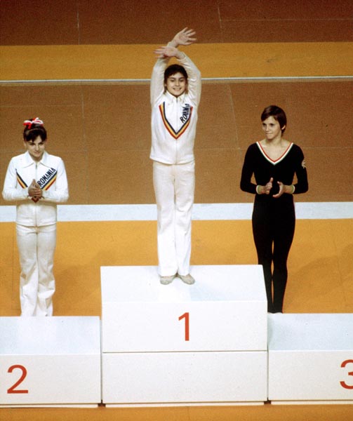 Nadia Comaneci (centre) du Roumanie clbre sa mdaille d'or aux barres asymtriques en gymnastique aux Jeux olympiques de Montral de 1976. (Photo PC/AOC)