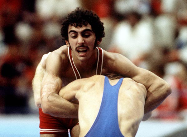 Howard Stupp du Canada (rouge) participe  la lutte aux Jeux olympiques de Montral de 1976. (Photo PC/AOC)
