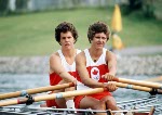 Cheryl Howard et Bev Cameron du Canada participent  l'preuve du deux d'aviron aux Jeux olympiques de Montral de 1976. (Photo PC/AOC)