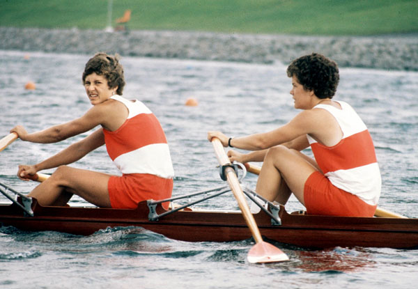 Cheryl Howard et Bev Cameron du Canada participent  l'preuve du deux d'aviron aux Jeux olympiques de Montral de 1976. (Photo PC/AOC)