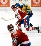 Dave Gagner (19) et Russ Courtnall (avant-plan) du Canada participent au hockey contre la Sude aux Jeux olympiques d'hiver de Sarajevo de 1984. (Photo PC/AOC)