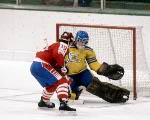 Dave Gagner (19) et Russ Courtnall (avant-plan) du Canada participent au hockey contre la Sude aux Jeux olympiques d'hiver de Sarajevo de 1984. (Photo PC/AOC)