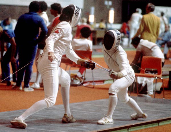 Chantal Payer du Canada (gauche) participe en escrime aux Jeux olympiques de Montral de 1976. (Photo PC/AOC)