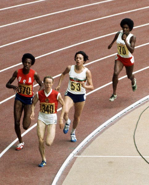 Yvonne Saunders du Canada (droite) participe  une preuve d'athltisme aux Jeux olympiques de Montral de 1976. (Photo PC/AOC)