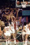 Alison Lang du Canada (droite) participe au basketball fminin aux Jeux olympiques de Los Angeles de 1984. (Photo PC/AOC)