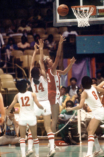 Canada's Alison Lang (centre) throws to the basket during women's basketball action at the 1984 Olympic Games in Los Angeles. (CP PHOTO/COA/JM)