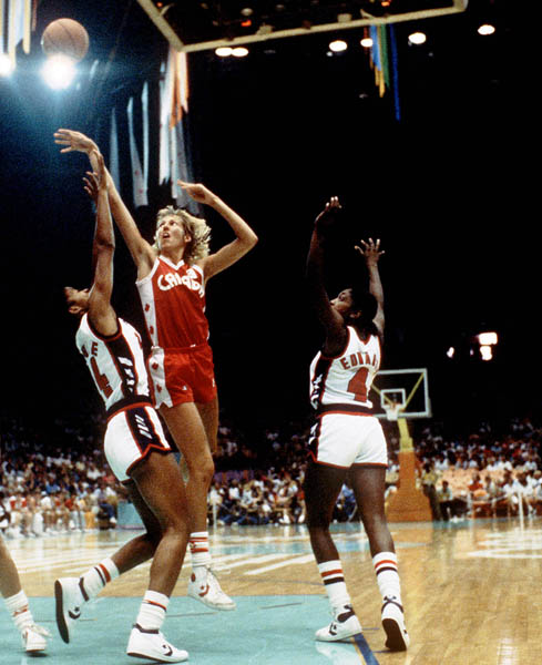 Canada's Alison Lang (centre) shoots during women's basketball action at the 1984 Olympic Games in Los Angeles. (CP PHOTO/COA/JM)