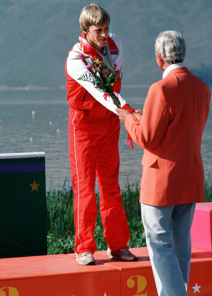 Larry Cain du Canada clbre aprs avoir remport une mdaille d'argent en cano aux Jeux olympiques de Los Angeles de 1984. (Photo PC/AOC)