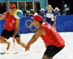 Mark Heese ( gauche) et John Child du Canada participent  un match de volleyball de plage aux Jeux olympiques de Sydney de 2000. (Photo PC/ AOC)